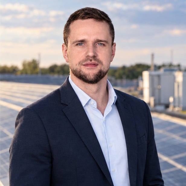 Jakub Kacprzak na tle instalacji solarnej